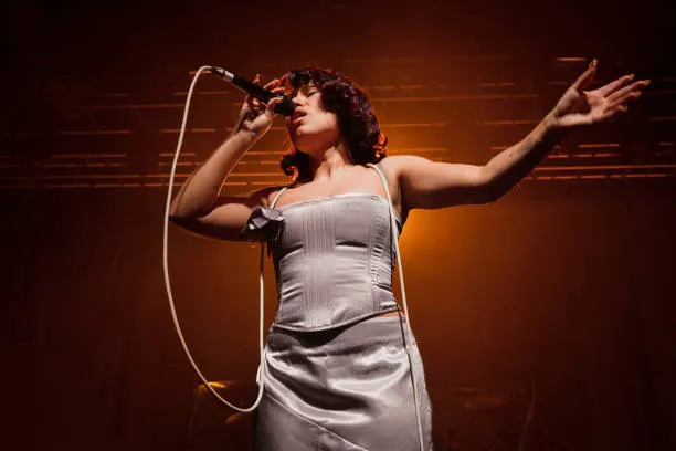 Raye à l'Accor Arena : un show à la hauteur !